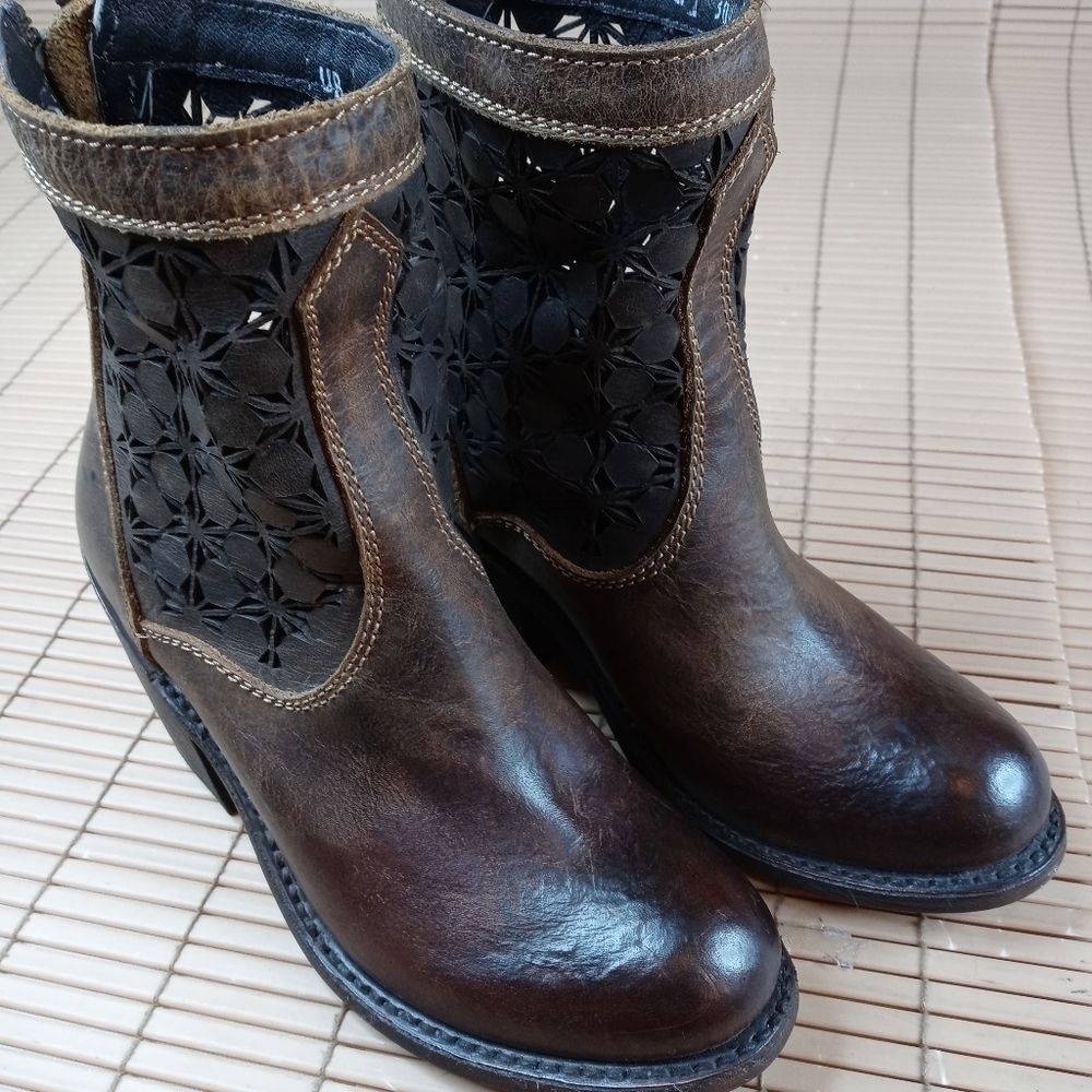 Independent Boot Company women's brown lazer cut perforations 3" heel back zip s